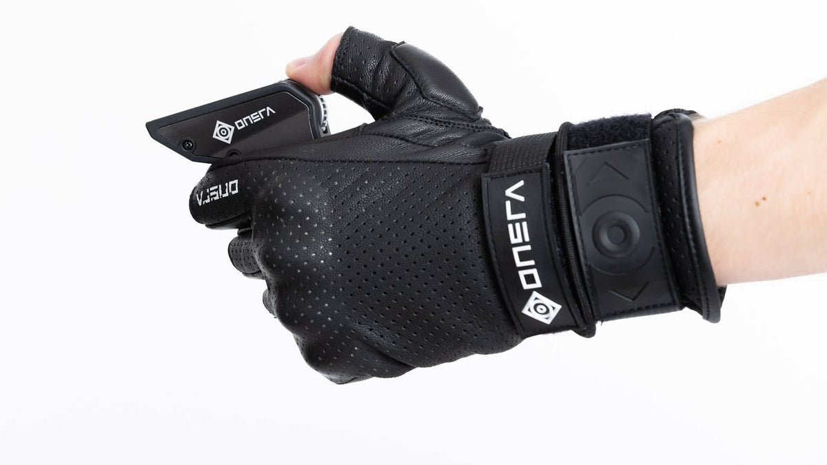 Guantes ONSRA E-Skate: guante negro con palm slider y doble correa de muñeca sujetando un mando, vista previa del vídeo