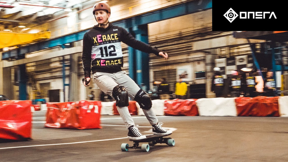 Fahrer mit Startnummer 112 auf einem Elektro-Skateboard bei einem xErace-Rennen in der Halle, Videovorschau