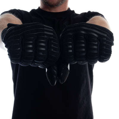 Touchscreen-compatible ONSRA BIKE gloves for e-bike and esk8 riders – thumb and index detail